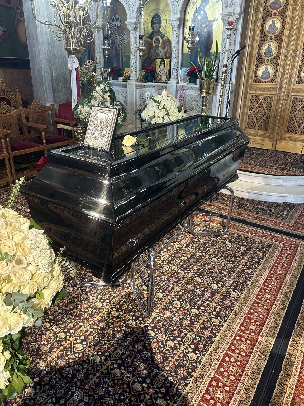 Μαύρο γυαλιστερό φέρετρο σε εκκλησία