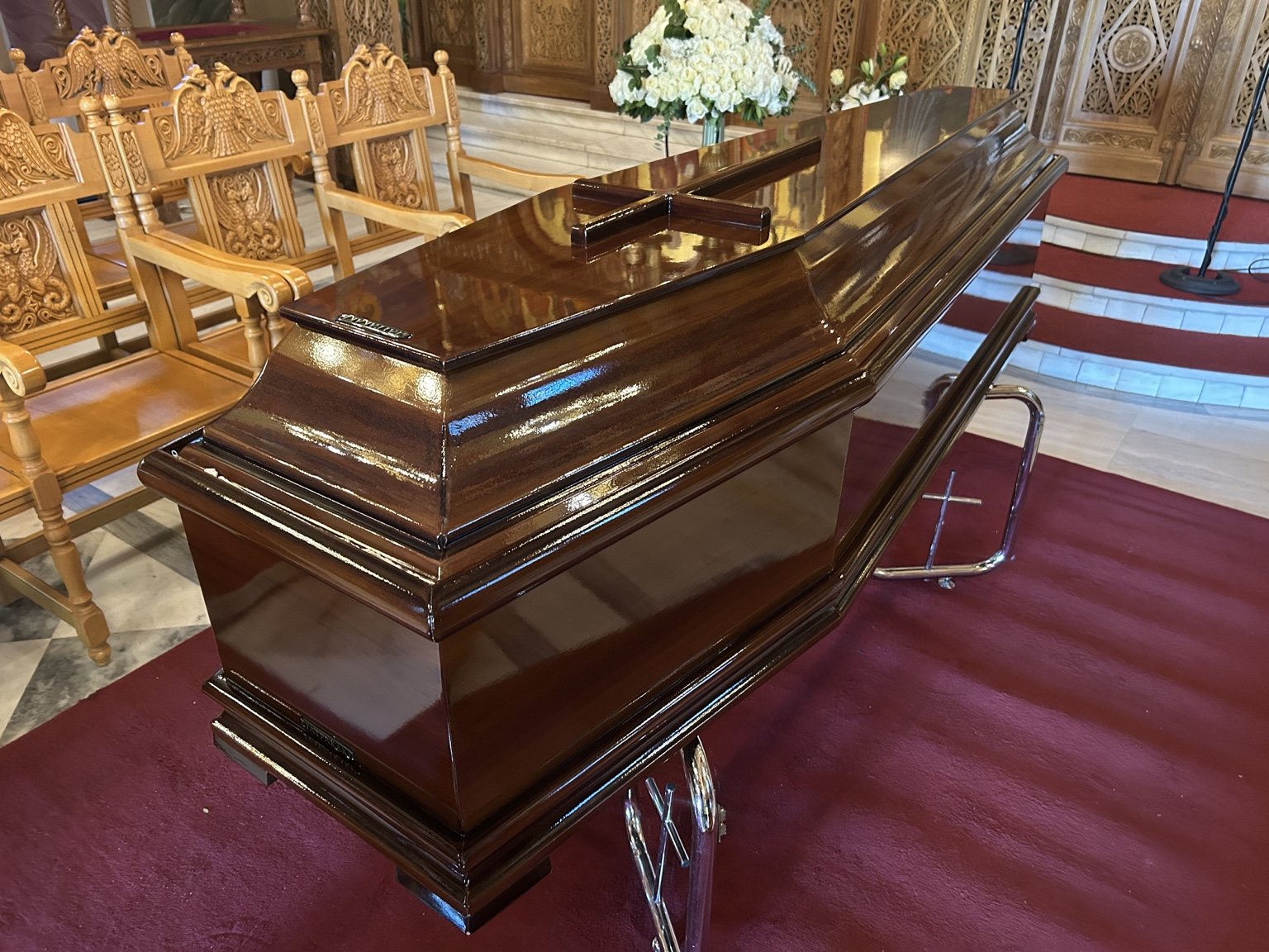 Μαόνι φέρετρο σε χώρο τελετής