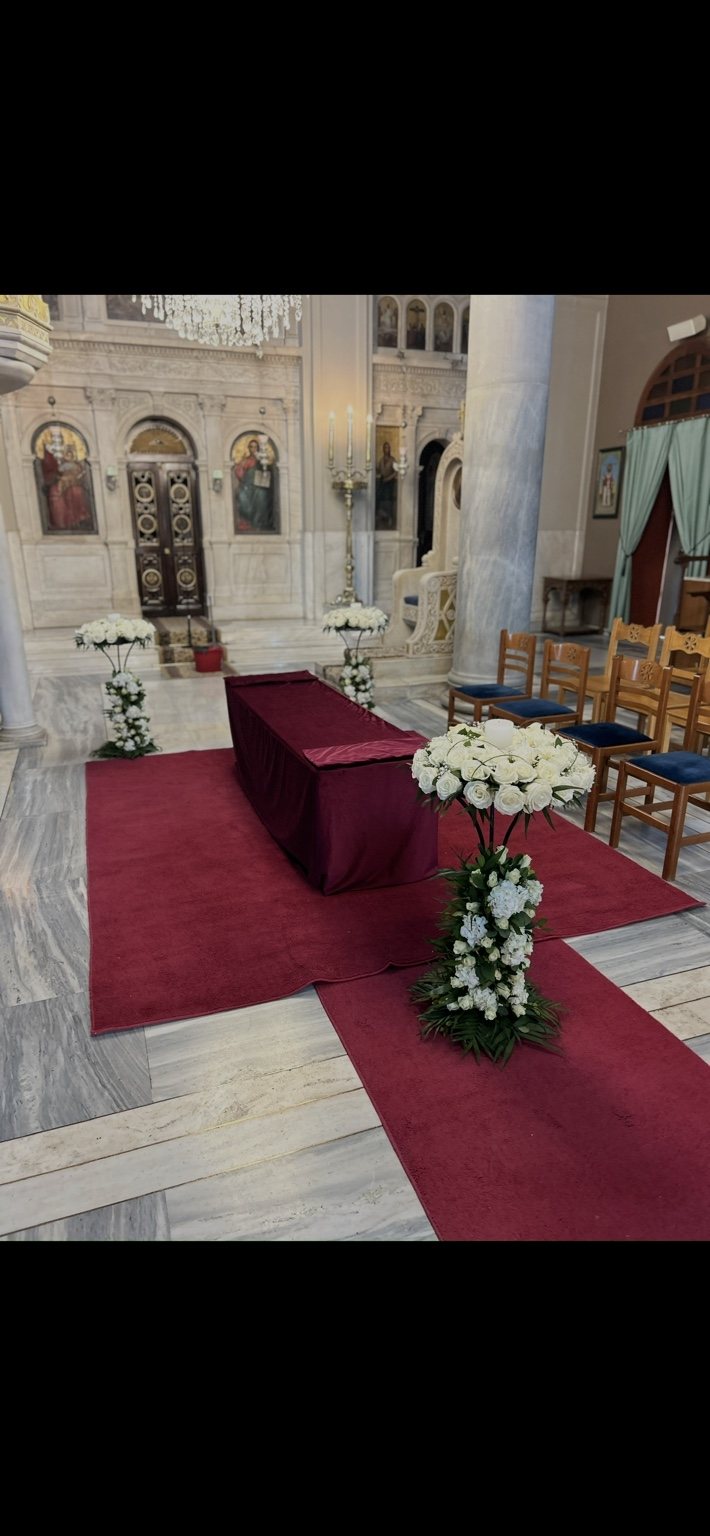 Στολισμός τελετής με συμμετρικές ανθοσυνθέσεις